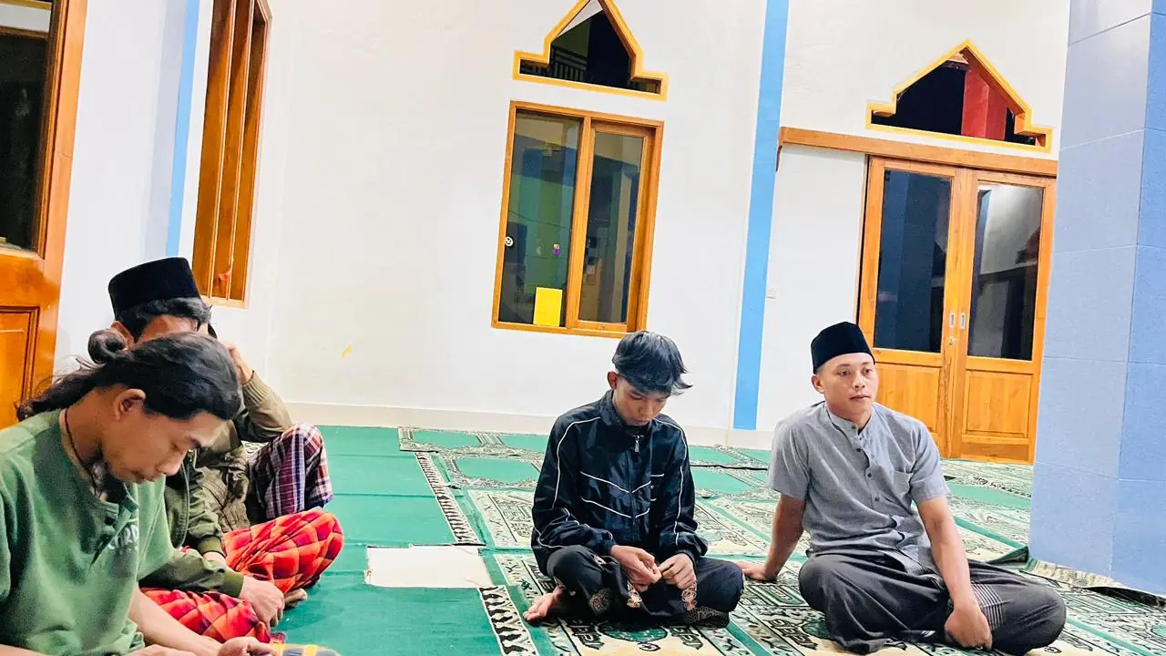 Suasana ibadah dan kegiatan jamaah di dalam masjid