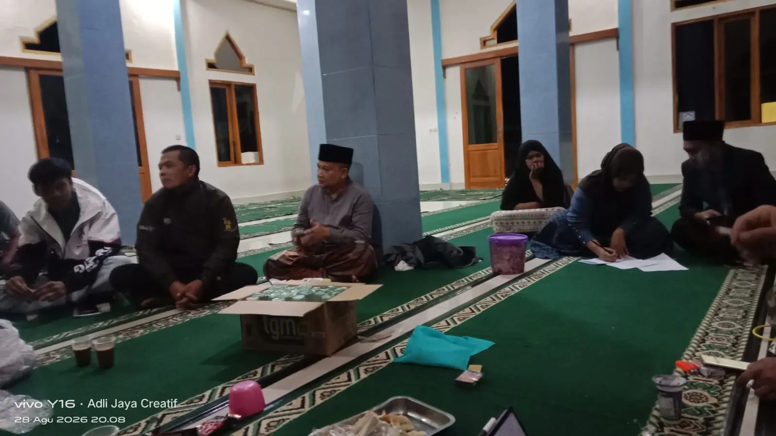 Suasana ibadah dan kegiatan jamaah di dalam masjid