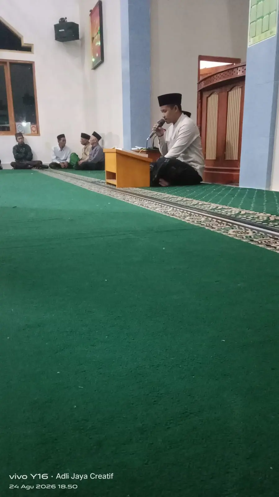 Suasana ibadah dan kegiatan jamaah di dalam masjid