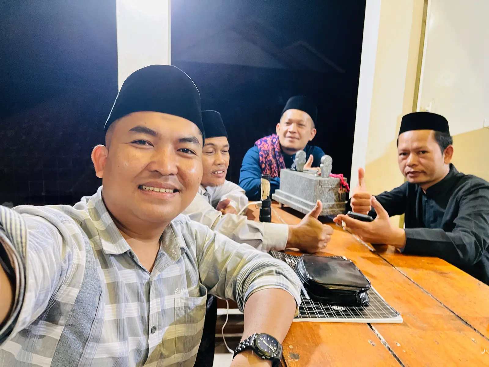 Suasana ibadah dan kegiatan jamaah di dalam masjid